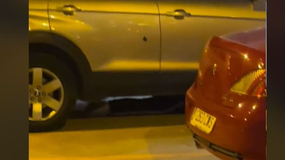 Un bombero encuentra a un hombre dormido debajo de un coche y se hace viral Un bombero encuentra a un hombre dormido debajo de un coche y se hace viral