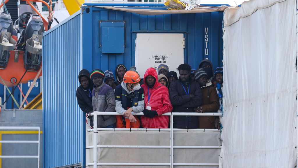 Un grupo de migrantes llega al puerto de Nápoles hace unas semanas tras ser rescatados por una ONG.