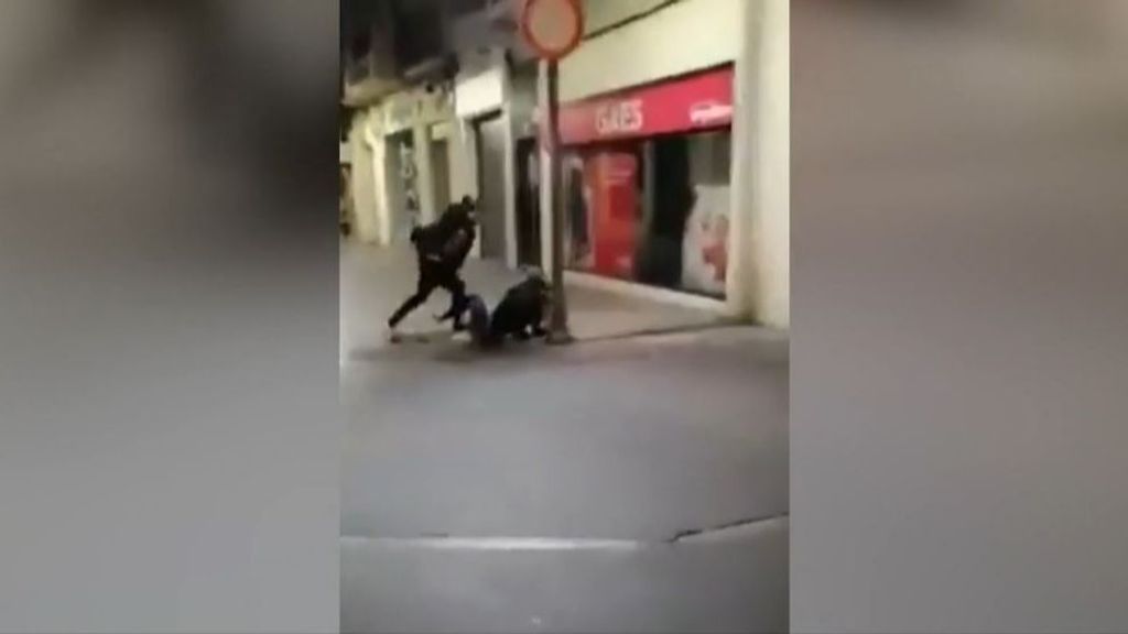 Un hombre grita, arrastra y golpea repetidamente a su pareja en plena calle en Talavera de la Reina