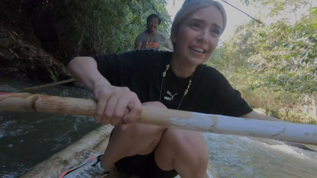 Ana Mena hace rafting en cañas de bambú