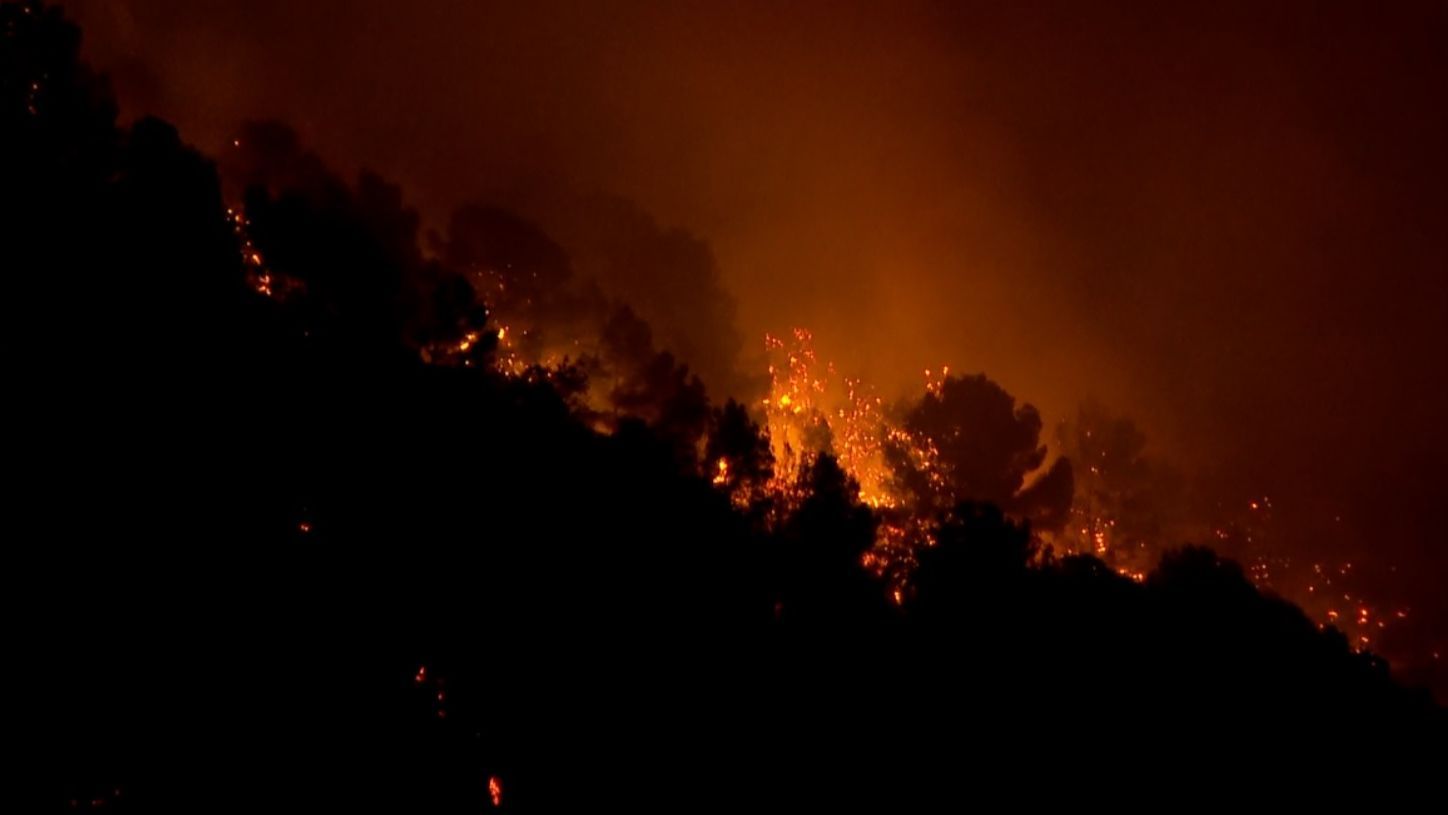 Estabilizado el incendio de Calafell, en Tarragona, donde una treintena de vecinos siguen desalojados