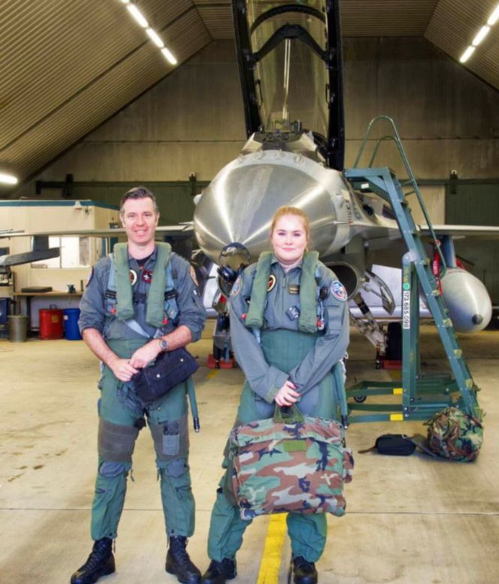 La princesa Amalia de Países Bajos posa junto a un F-16