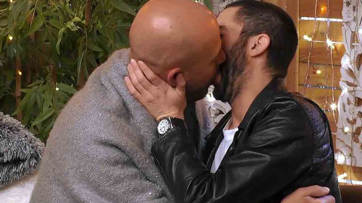 Michaël le enseña a su cita de ‘First Dates’ a besar: “Esto es un beso francés”