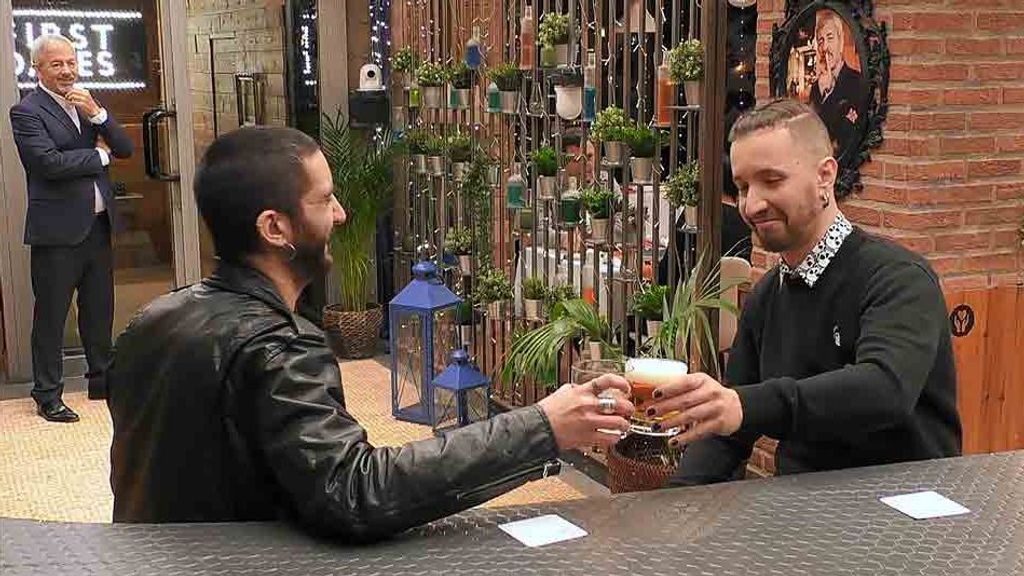 Nata y Laura durante su cita en 'First Dates'