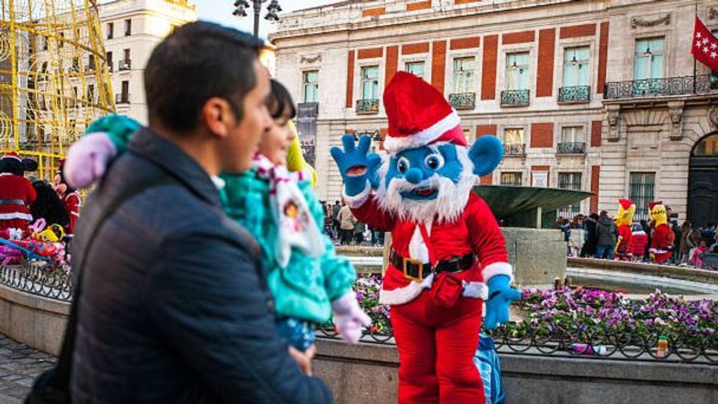 Padre e hija en la Puerta del Sol de Madrid.