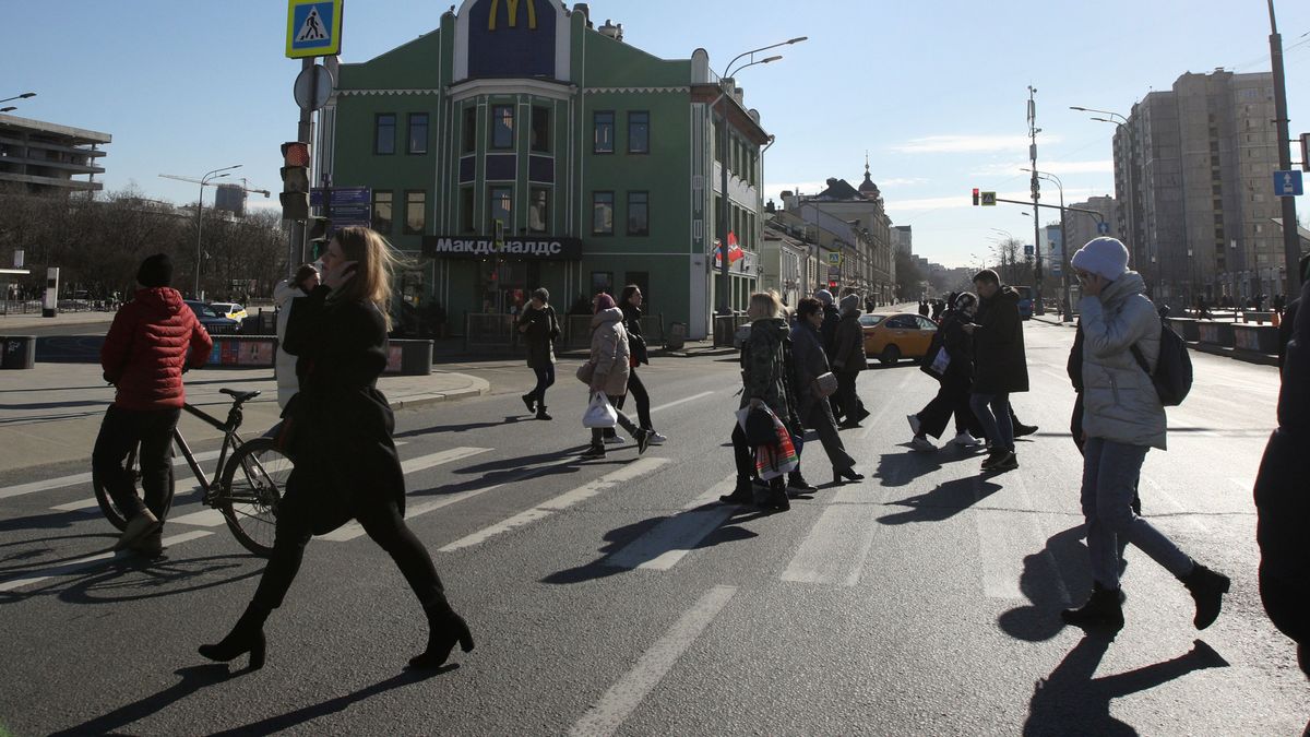 Peatones andando en una calle de Moscú