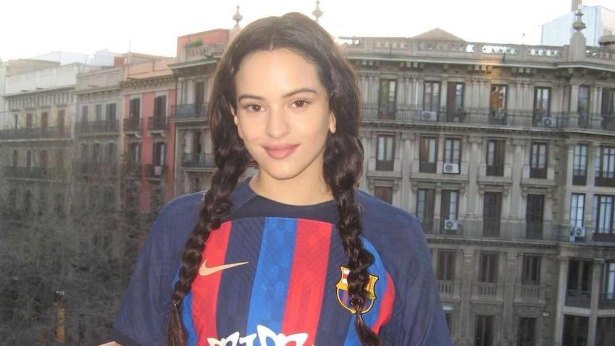 Rosalía posando con la camiseta de la blaugrana