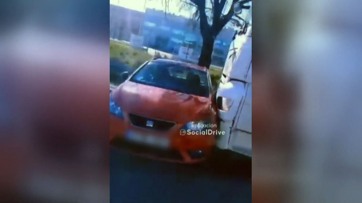 Un camión arrastra un coche en su parachoques cientos de metros en la A-4 en Getafe: “¡Párate!”