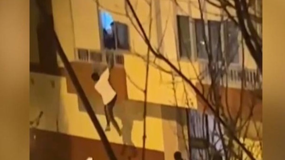 Unos ocupas entran en una vivienda en Cádiz y su propietario escala por la ventana.