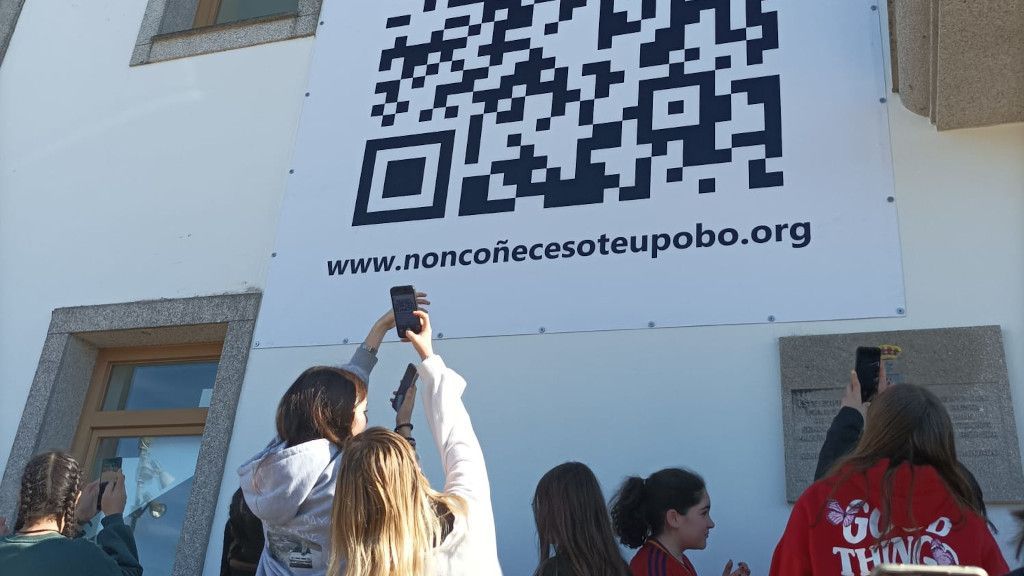 Varios edificios de Bergondo aparecieron cubiertos por códigos QR