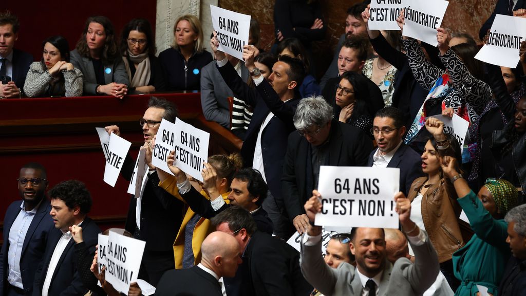 Macron, contra las cuerdas por la reforma de las pensiones: revuelta en las calles de París y en la Asamblea