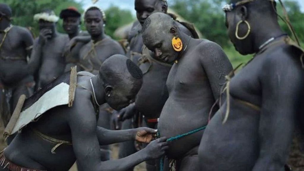 Así son los Bodi, la tribu etíope en la que ser el más obeso tiene premio