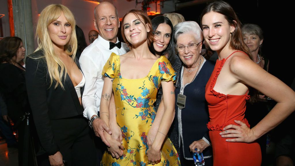 Bruce Willis con Demi Moore, sus hijas, y la madre del actor, Marlene Willis