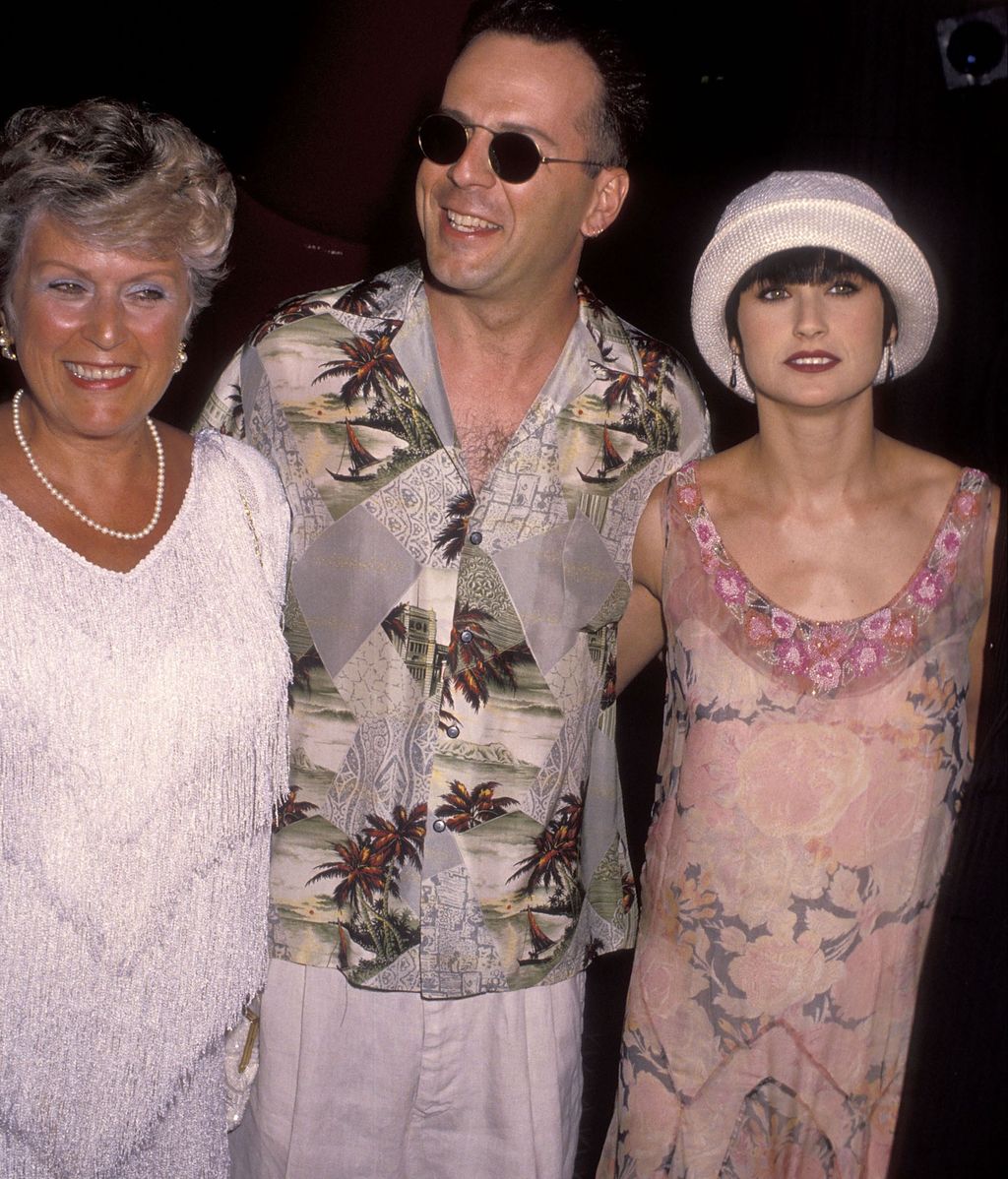 Bruce Willis con Demi Moore y la madre del actor, Marlene, en la premiére de 'La jungla de cristal' (1990)