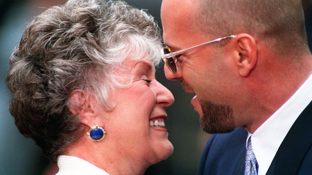 Bruce Willis con su madre, Marlene Willis (1995)