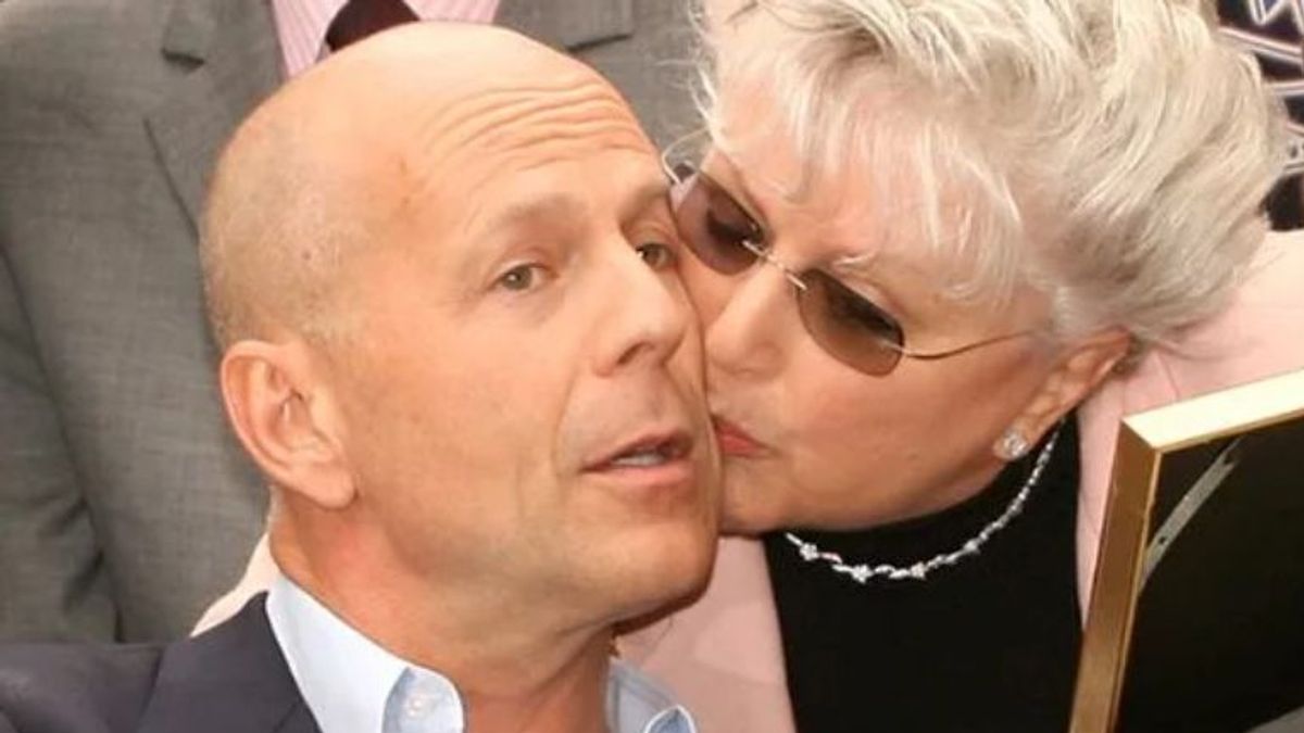 Bruce Willis con su madre, Marlene