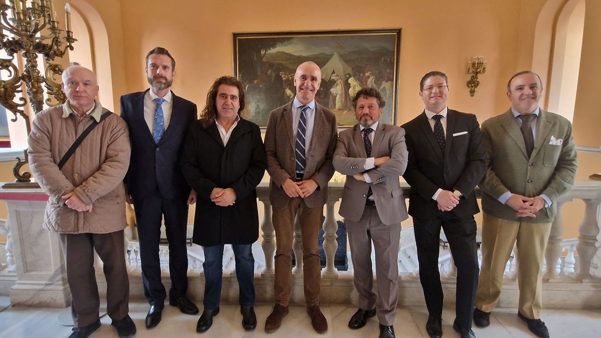 El grupo Cantores de Hispalis con el alcalde de Sevilla