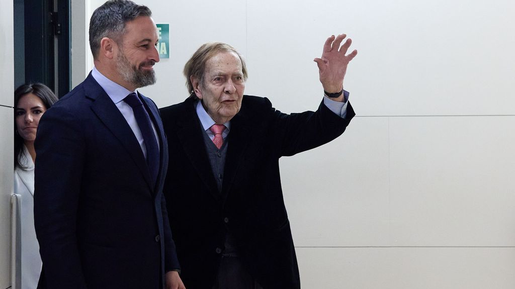 El líder de Vox, Santiago Abascal, junto a Ramón Tamames a su llegada al Congreso de los Diputados