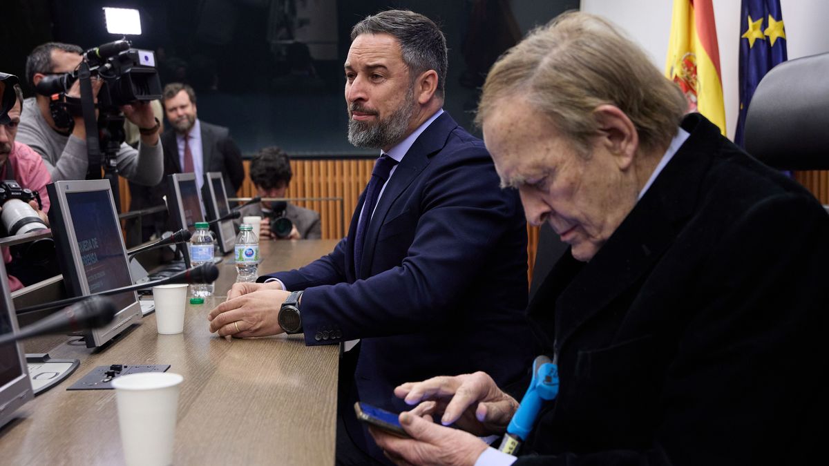 El presidente de Vox, Santiago Abascal, ofrece ayer una rueda de prensa junto a su candidato Ramón Tamames