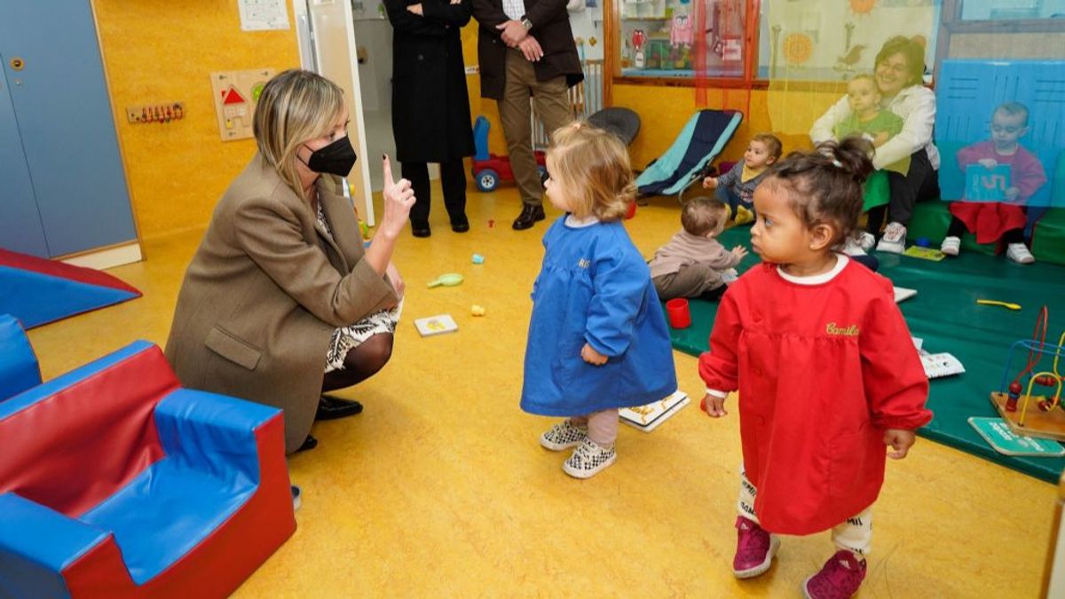 Fabiola García, conselleira de Política Social y Juventud, durante una visita a una escuela infantil.