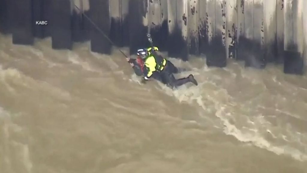 Rescatan a un hombre encaramado a un muro y a punto de morir arrastrado por un río en Los Ángeles