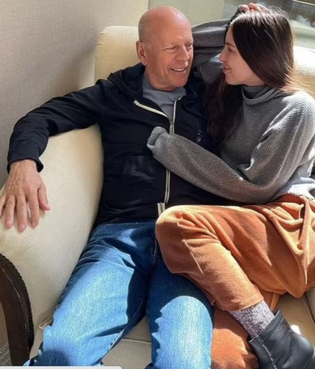 Scott Willis con su padre, Bruce Willis, tras el primer diagnóstico de afasia