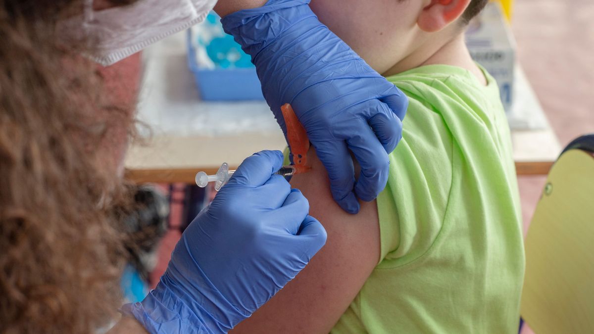 Un niño recibiendo una vacuna Un niño recibiendo una vacuna