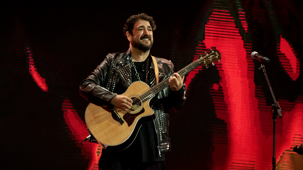 Antonio Orozco's performance at the Cadena Dial Awards
