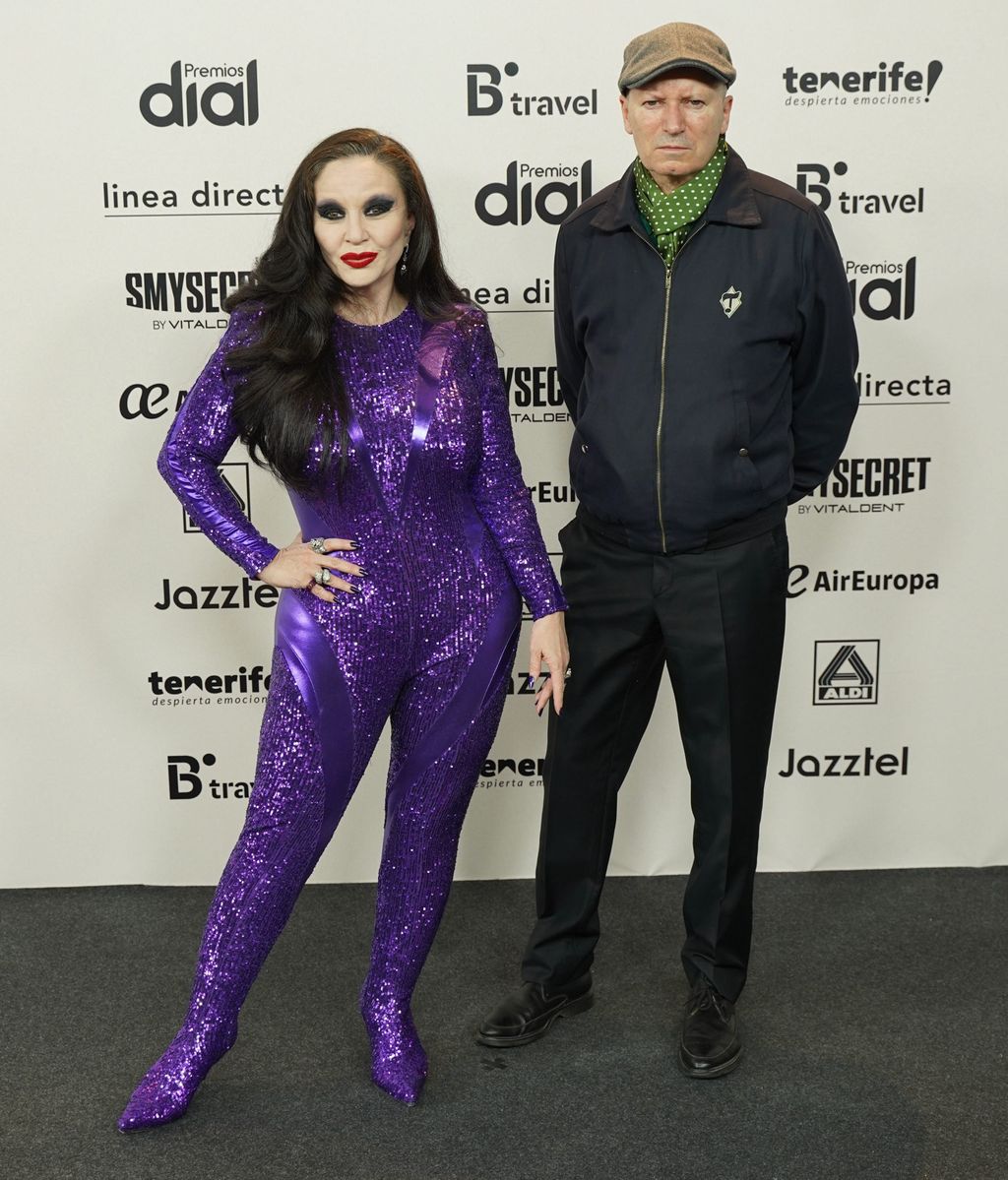 Alaska posó junto a Nacho Canut en la alfombra verde de los Premios DIAL