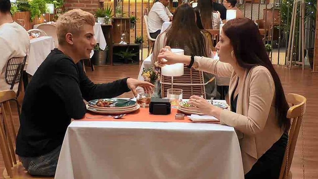 Anaís y Sebastián durante su cita en 'First Dates'