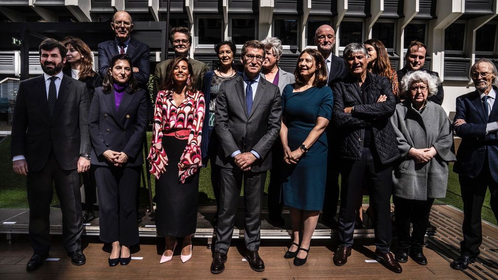 El presidente del PP, Alberto Núñez Feijóo, posa junto a los integrantes de la nueva fundaciónd del PP, Reformismo21