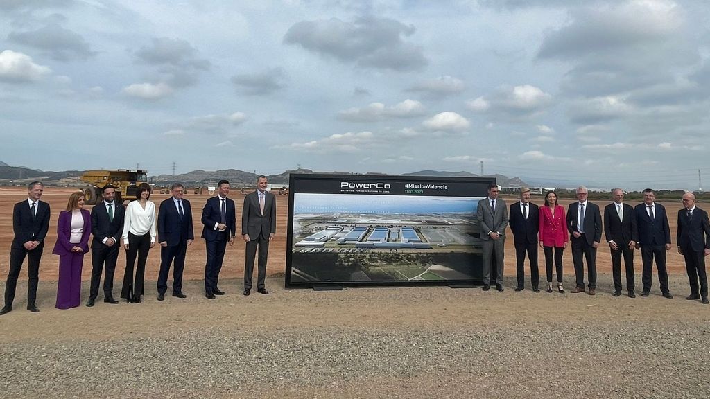 Las autoridades junto al cartel de presentación de la gigafactoría