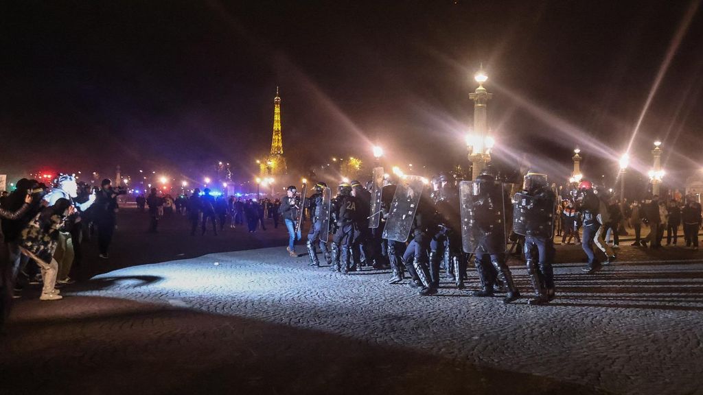 Máxima tensión en Francia por la reforma de las pensiones: 200 detenidos tras los disturbios en París