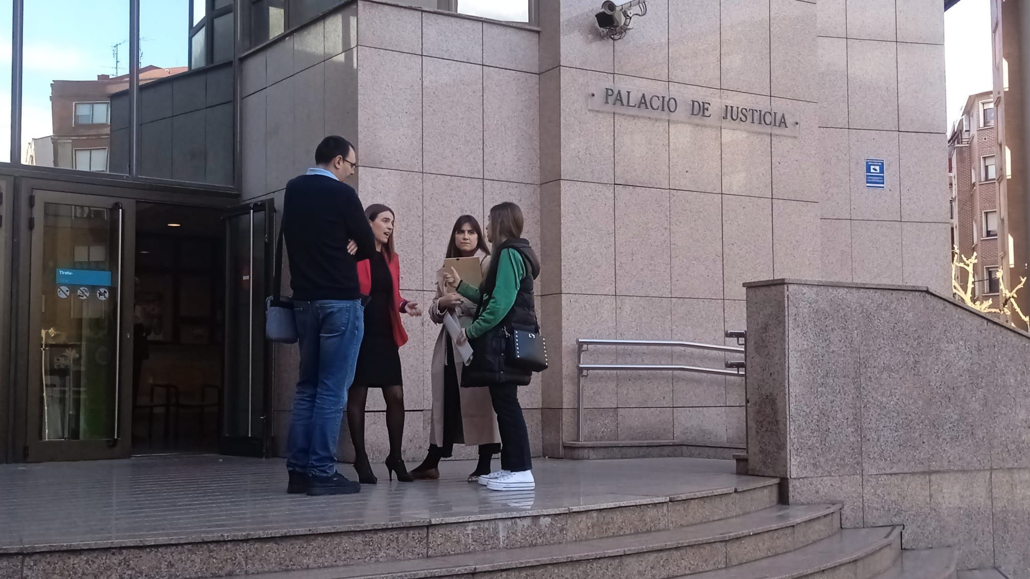 Padres con menores sin vacunar por enfermera de Santurtzi en los juzgados de Barakaldo