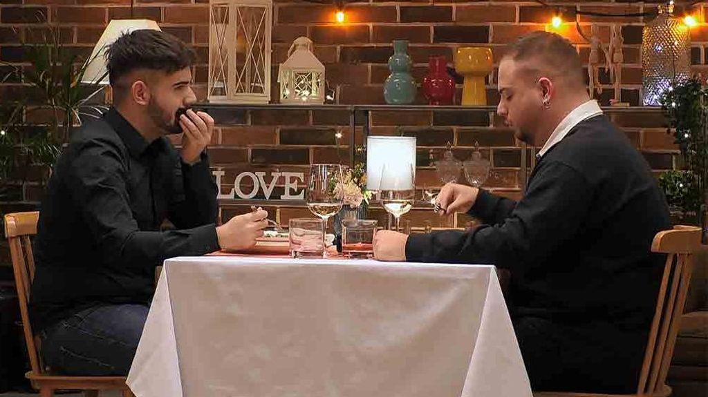 Roberto y Richard durante su cita en 'First Dates'