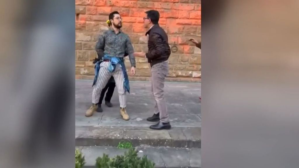 El alcalde de Florencia se enfrenta a dos activistas que arrojaban pintura a la fachada del Palacio Vecchio