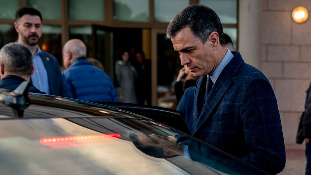 El Presidente del Gobierno Pedro Sánchez asiste a la capilla ardiente del exvicepresidente segundo del Gobierno, Pedro Solbes, en el Tanatorio de la Paz, a 18 de marzo de 2023, en Alcobendas, Madrid (España). La Comisión Ejecutiva Federal del PSOE ha manifestado hoy, trás la celebración del Comité Federal, su  pesar por el fallecimiento de Pedro Solbes, exvicepresidente del Gobierno de José Luís Rodríguez Zapatero y también ministro de Economía y Hacienda, y ministro de Agricultura, Pesca y Alimentación durante el mandato de Felipe González. Además, fue Comisario Europeo de Asuntos Económicos y Monetarios. (A. Pérez Meca / Europa Press)