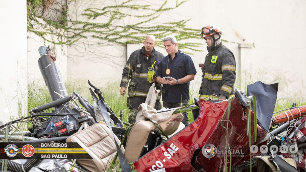 Los Bomberos de Sao Paulo acuden al lugar en el que un helicóptero se ha estrellado