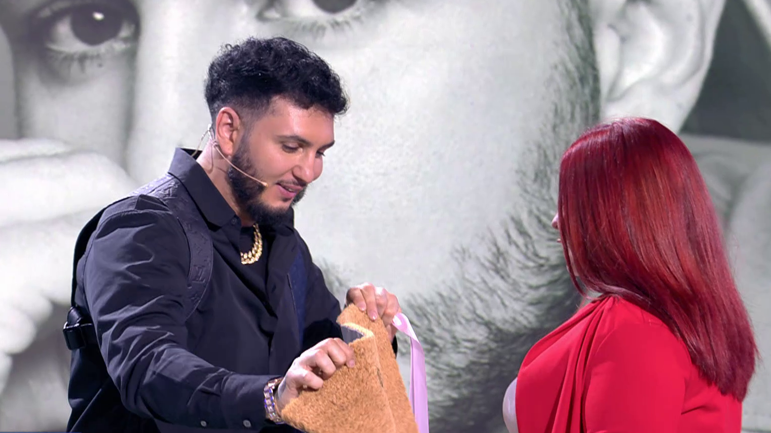 Omar Montes soreprende a una fan que le robó el felpudo