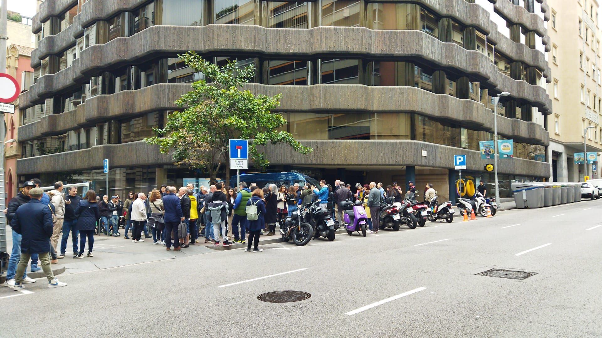 They protest in Barcelona for the “inefficiency” of the Italian consulate