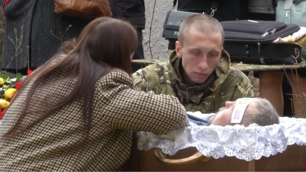 Un Día del Padre difícil para Sasha, que despide al suyo en un cementerio de Ucrania tras perderlo en el frente