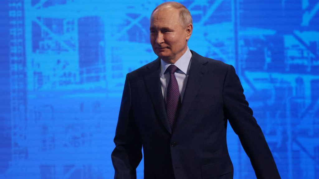 Vladímir Putin hace una "visita de trabajo" sorpresa a Mariúpol para "inspeccionar lugares de la ciudad"