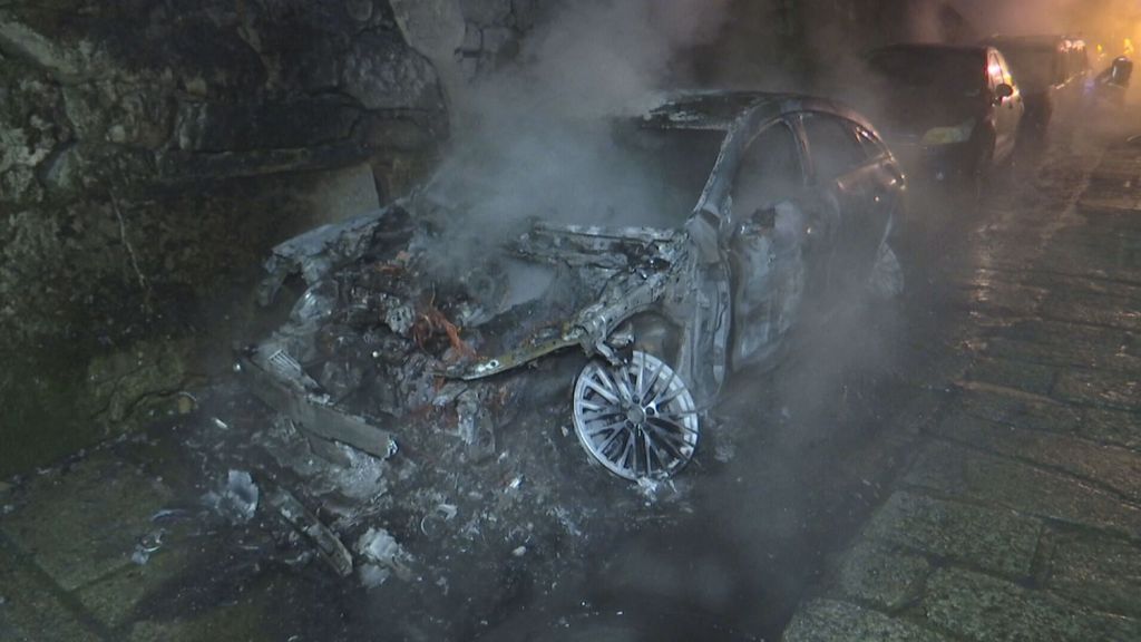 Arden más de 30 coches en el casco histórico de Tui (Pontevedra) tras detectarse hasta seis fuegos durante la madrugada