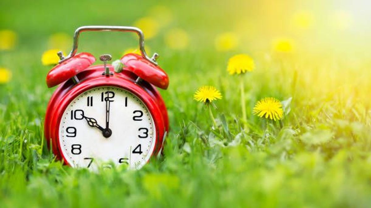 La hora se cambia dos veces al año, una en marzo y otra en octubre La hora se cambia dos veces al año, una en marzo y otra en octubre