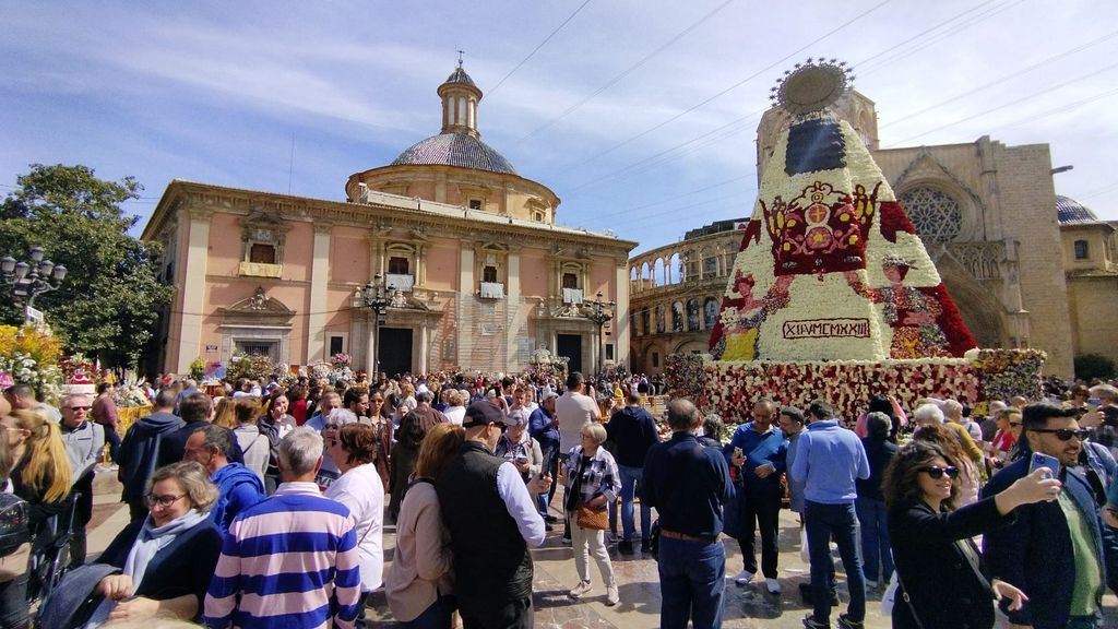 Miles de personas visitan el manto de la Virgen de los Desamparados este lunes