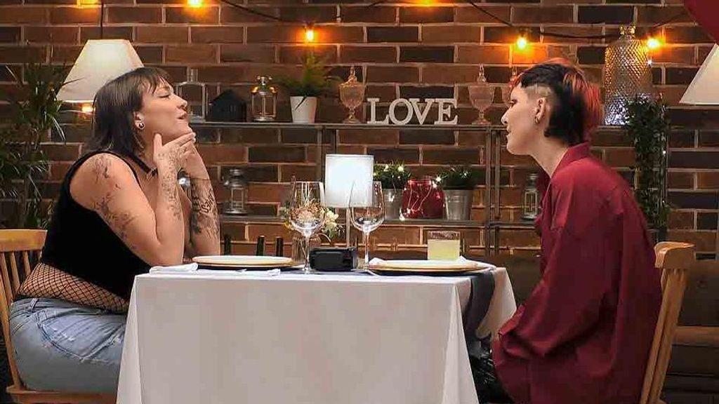 Miren y Estefanía durante su cita en 'First Dates'