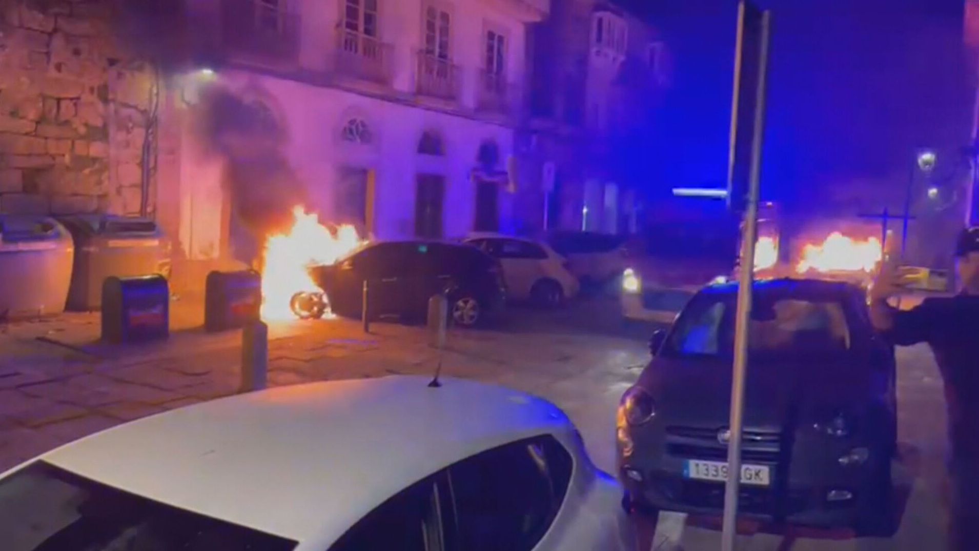 Noche de pánico en Tui, Pontevedra, tras la quema de una veintena de coches