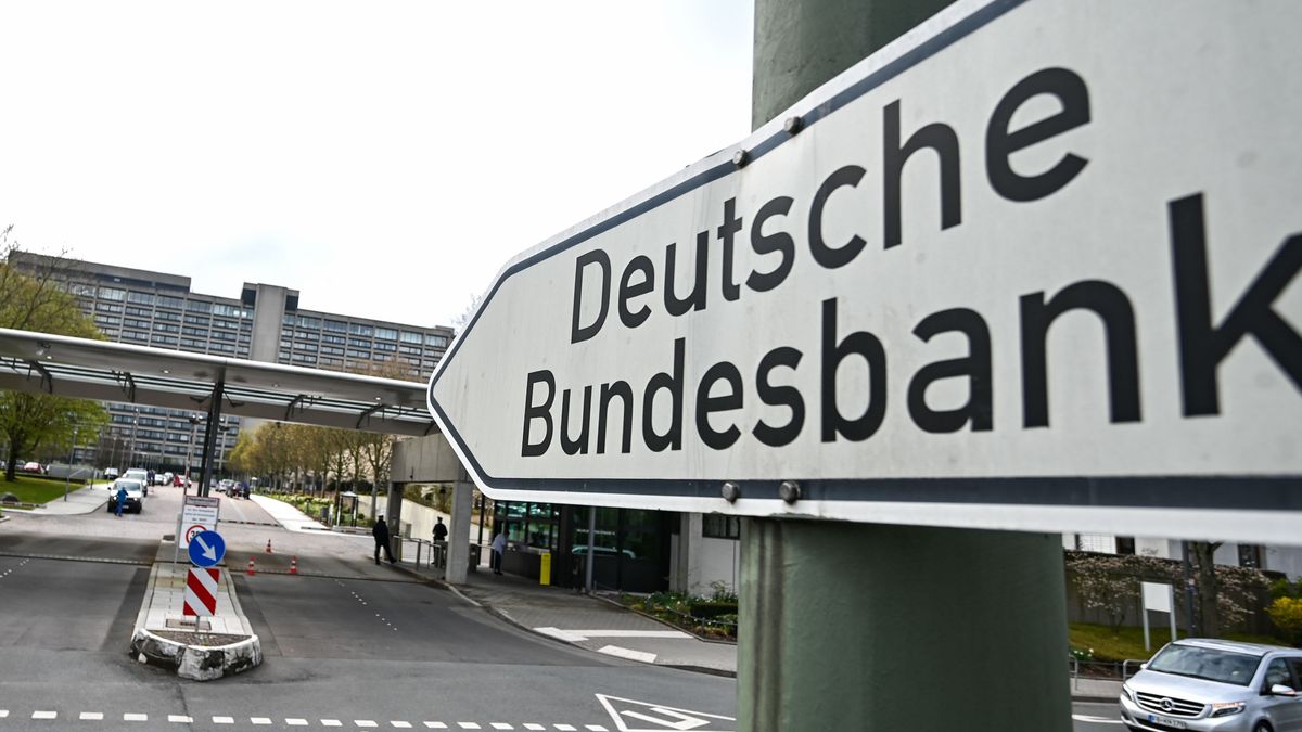 Puerta principal de la sede del Bundesbank en Frankfurt Puerta principal de la sede del Bundesbank en Frankfurt
