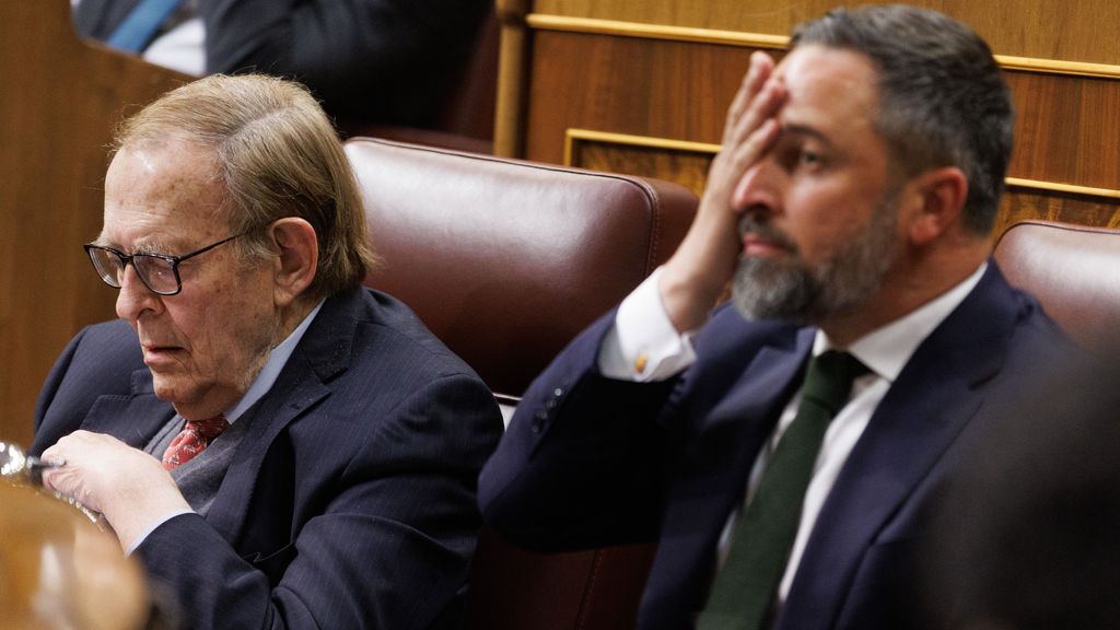 Abascal se echa las manos a la cabeza durante el debate de la moción de censura