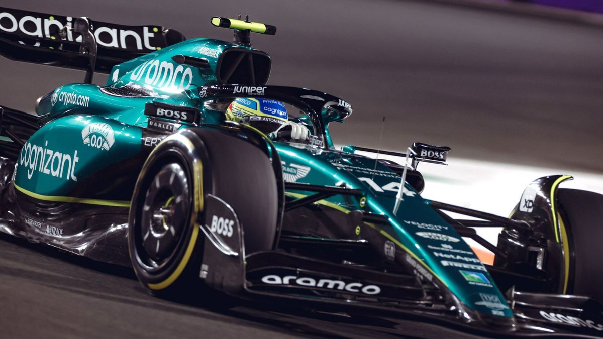 Alonso y su capacidad de leer las carreras: informó de la parada de Sainz tras verlo en una pantalla para el público